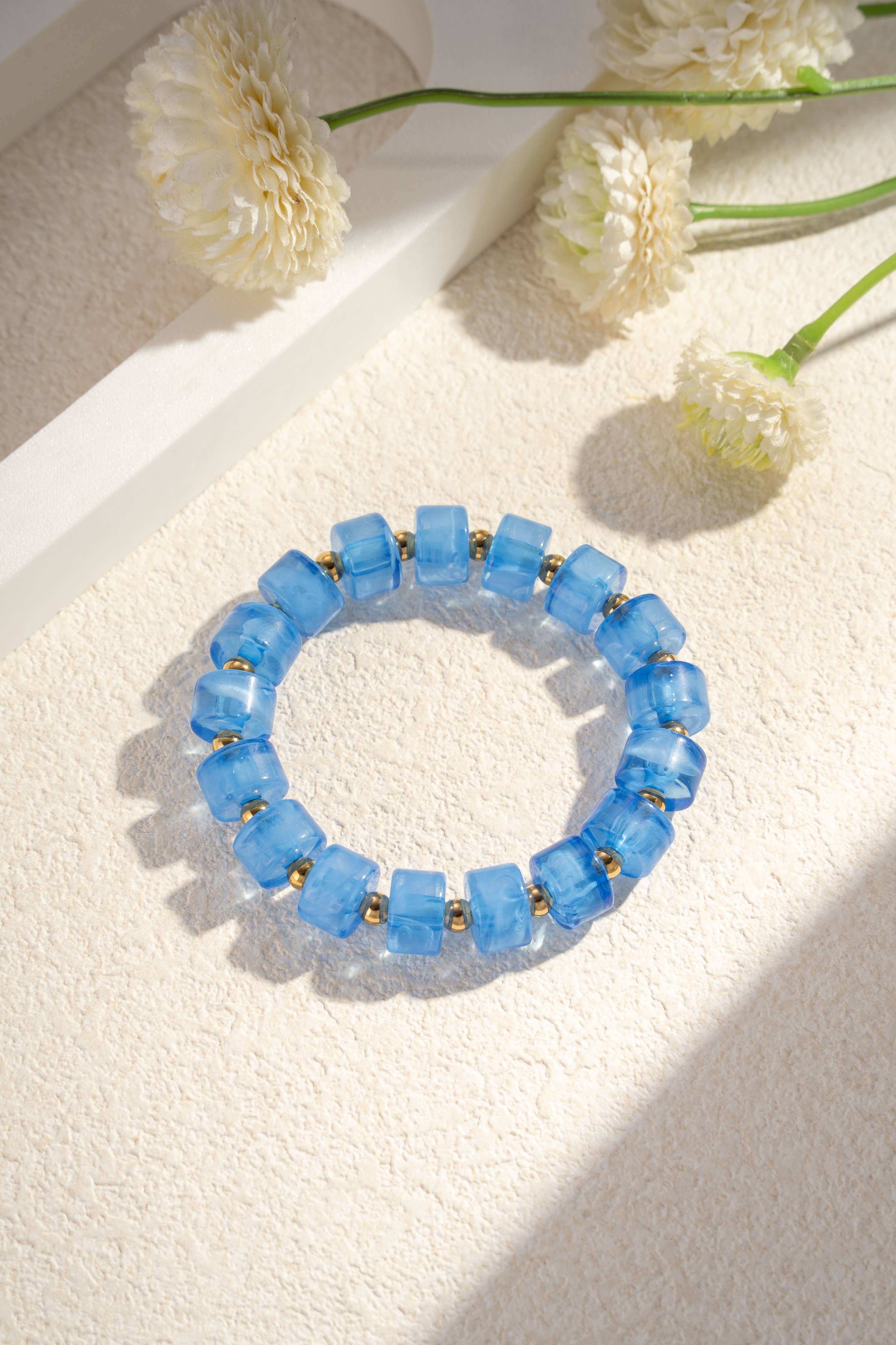 Marbled resin bead bracelet golden light pastel elegance