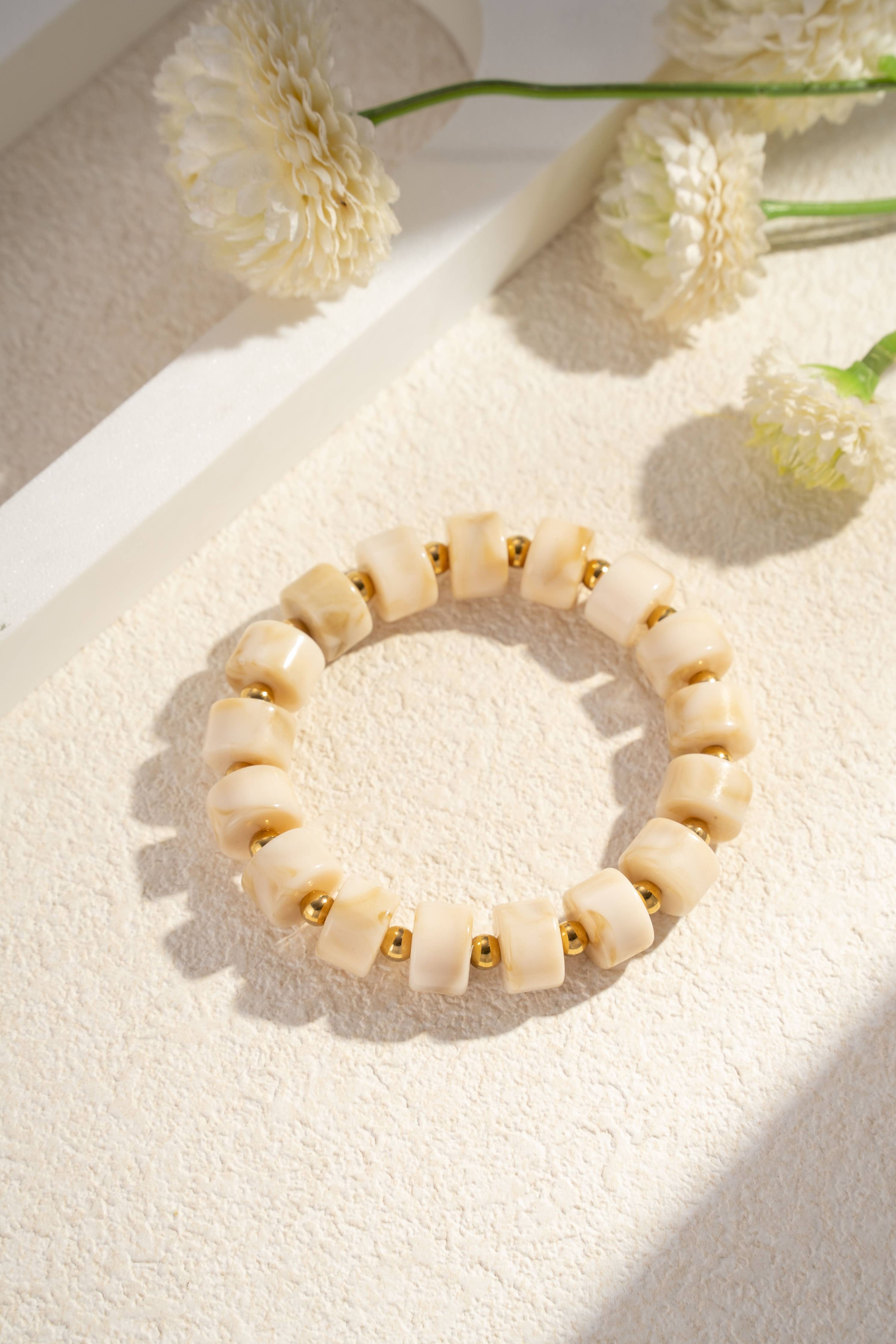Marbled resin bead bracelet golden light pastel elegance