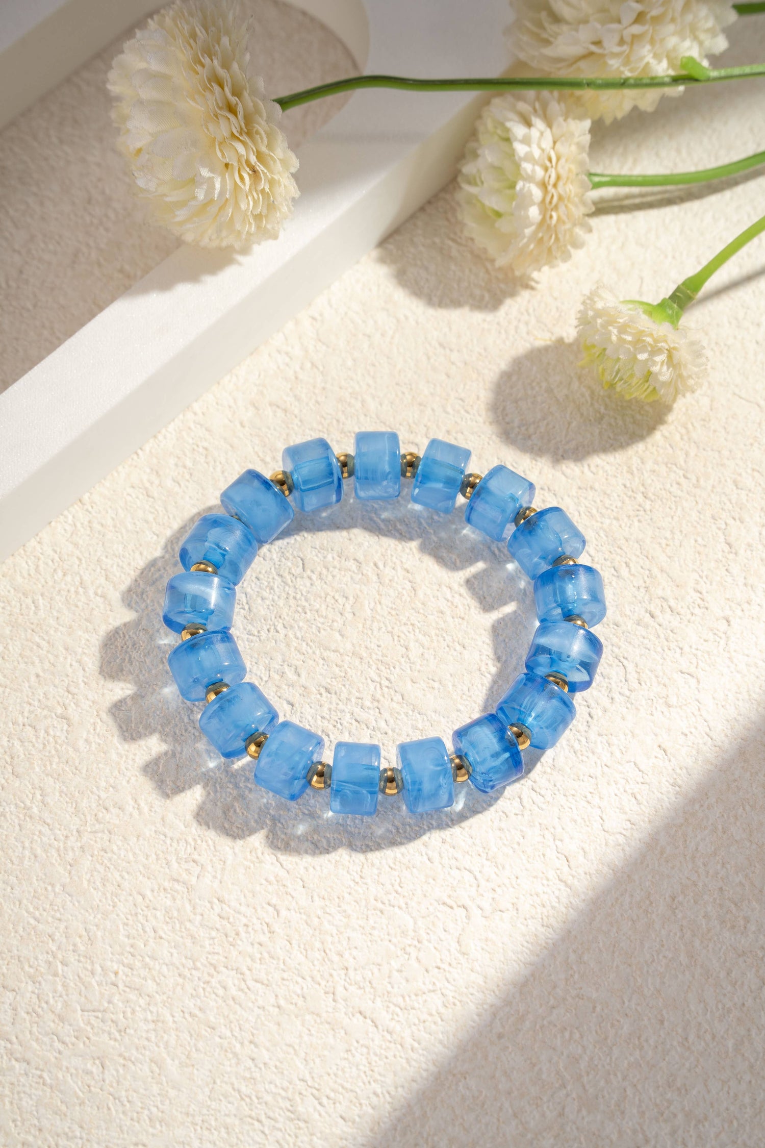 Marbled resin bead bracelet golden light pastel elegance