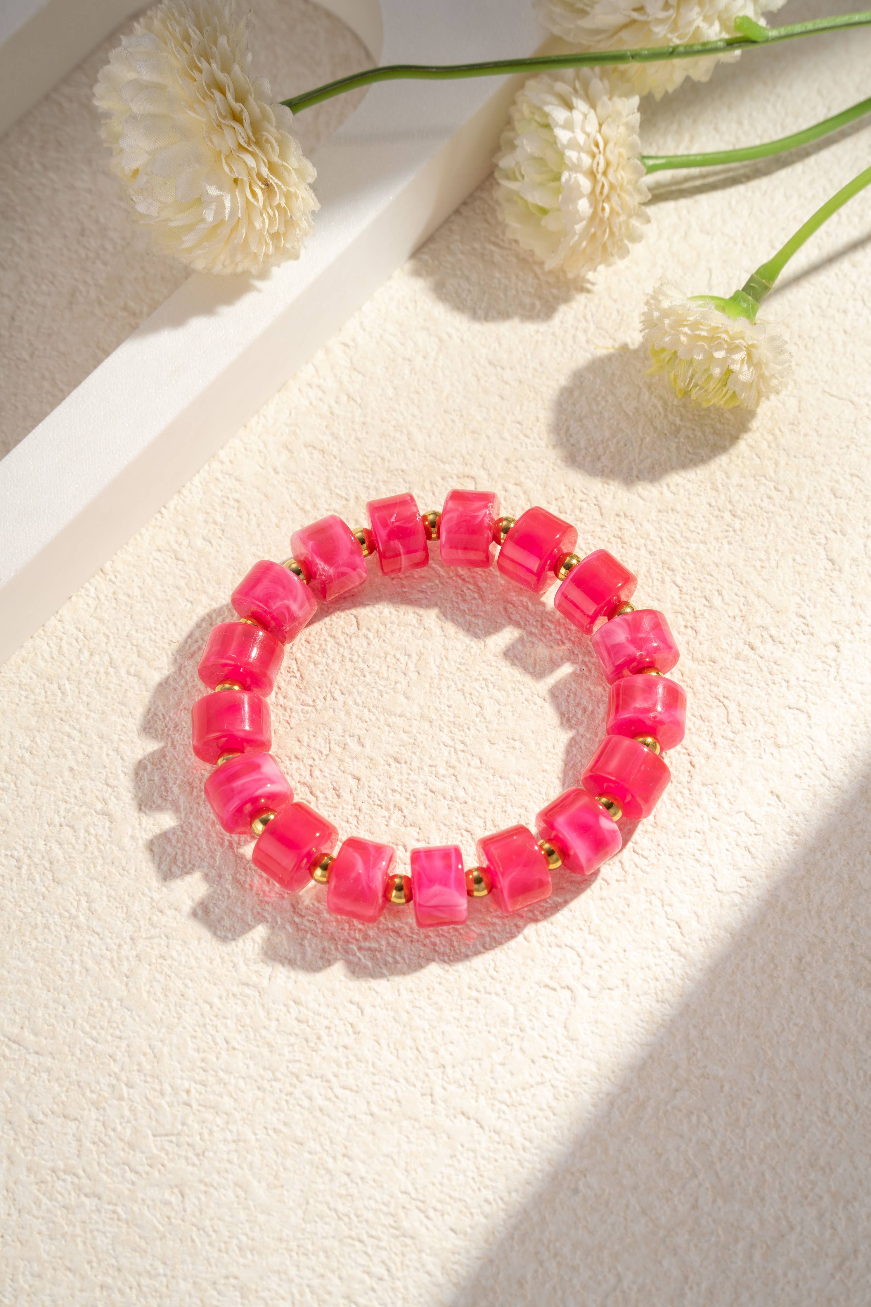 Marbled resin bead bracelet golden light pastel elegance