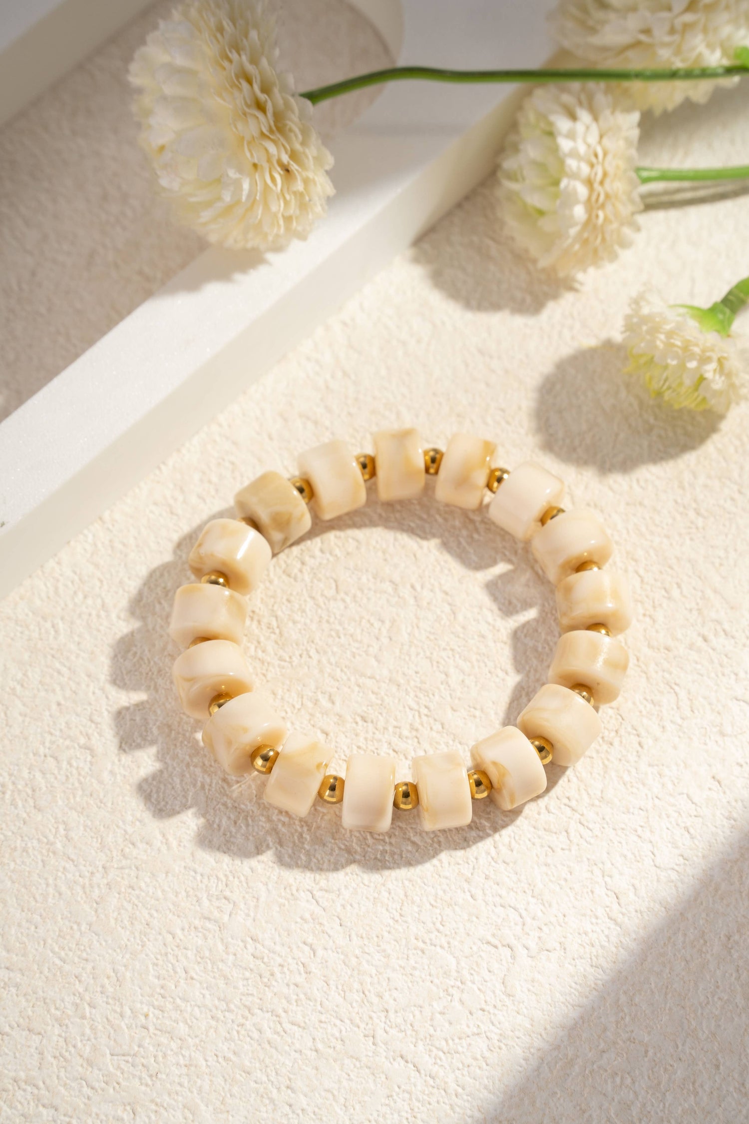 Marbled resin bead bracelet golden light pastel elegance