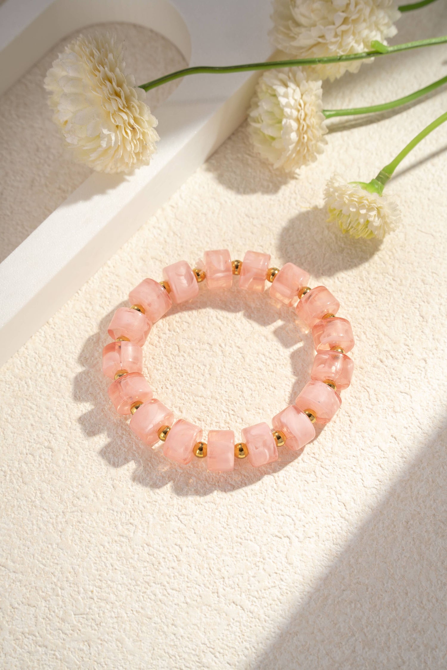 Marbled resin bead bracelet golden light pastel elegance
