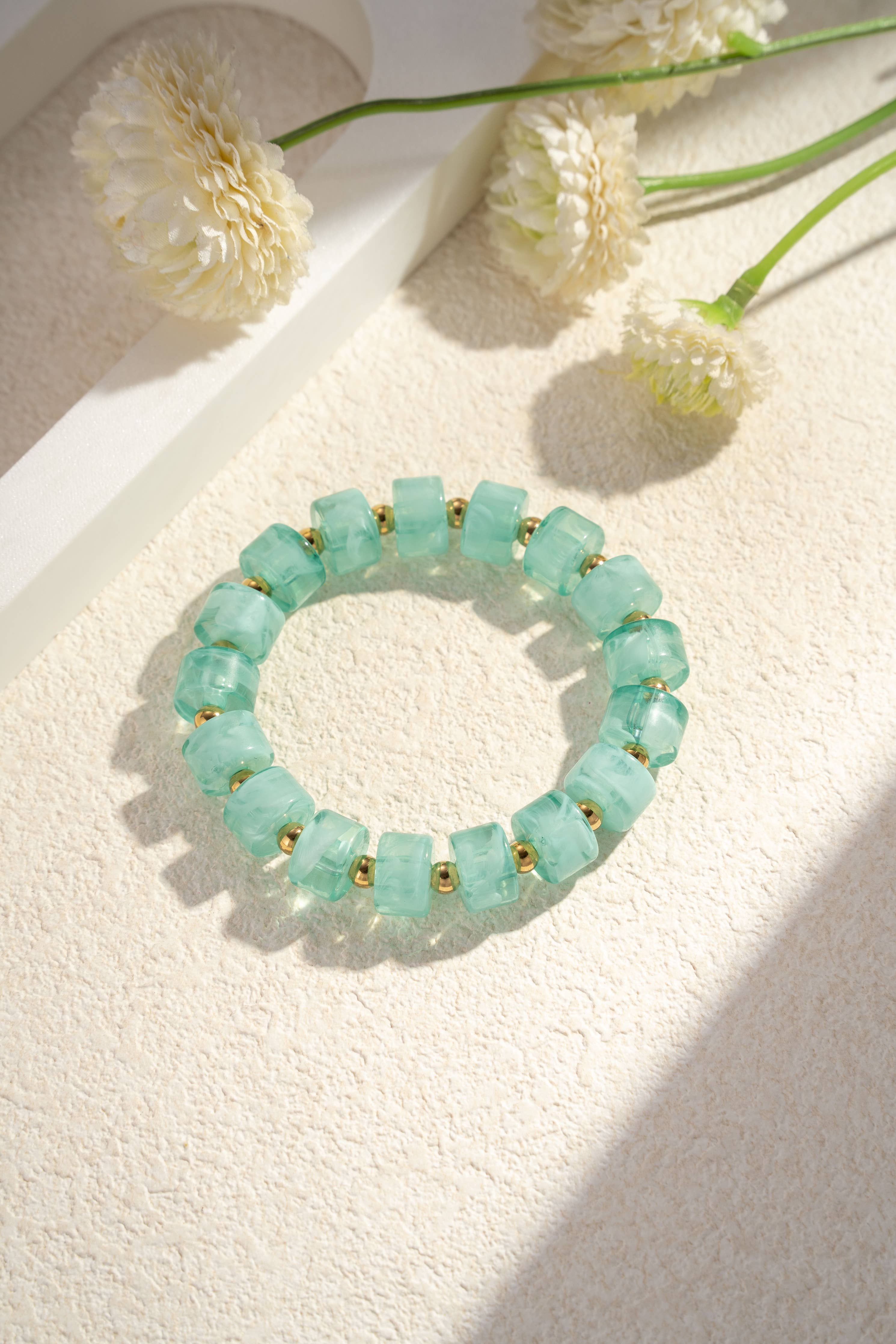 Marbled resin bead bracelet golden light pastel elegance