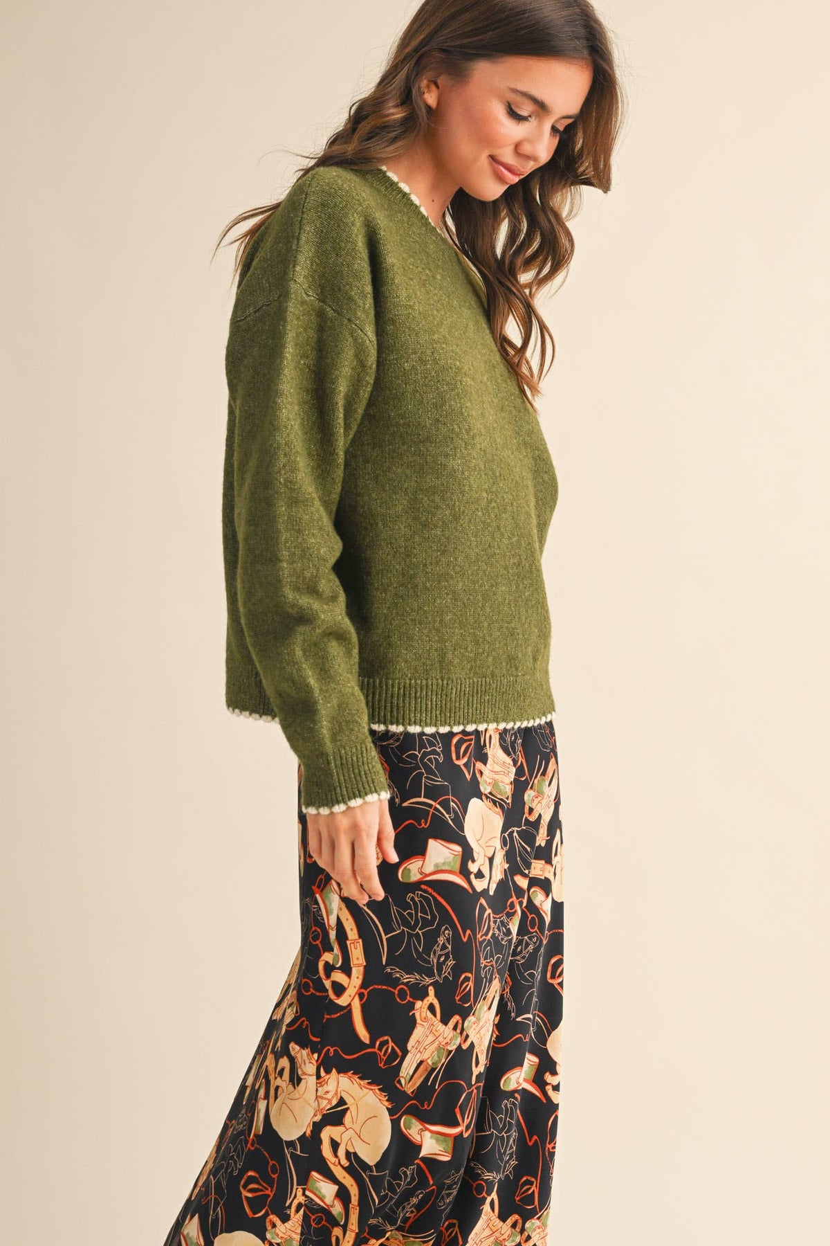 Contrast scallop knit sweater with long sleeves