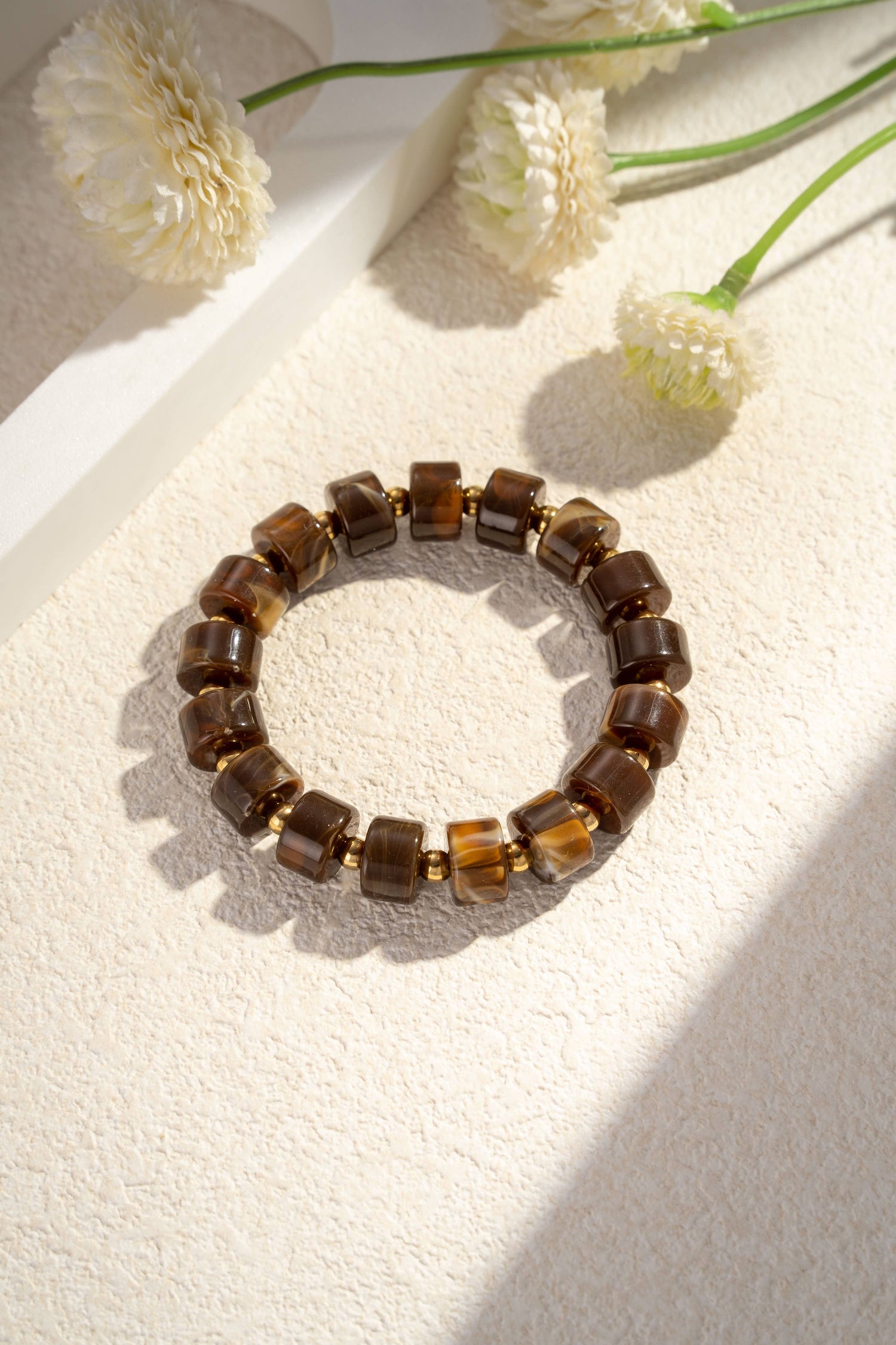 Marbled resin bead bracelet golden light pastel elegance