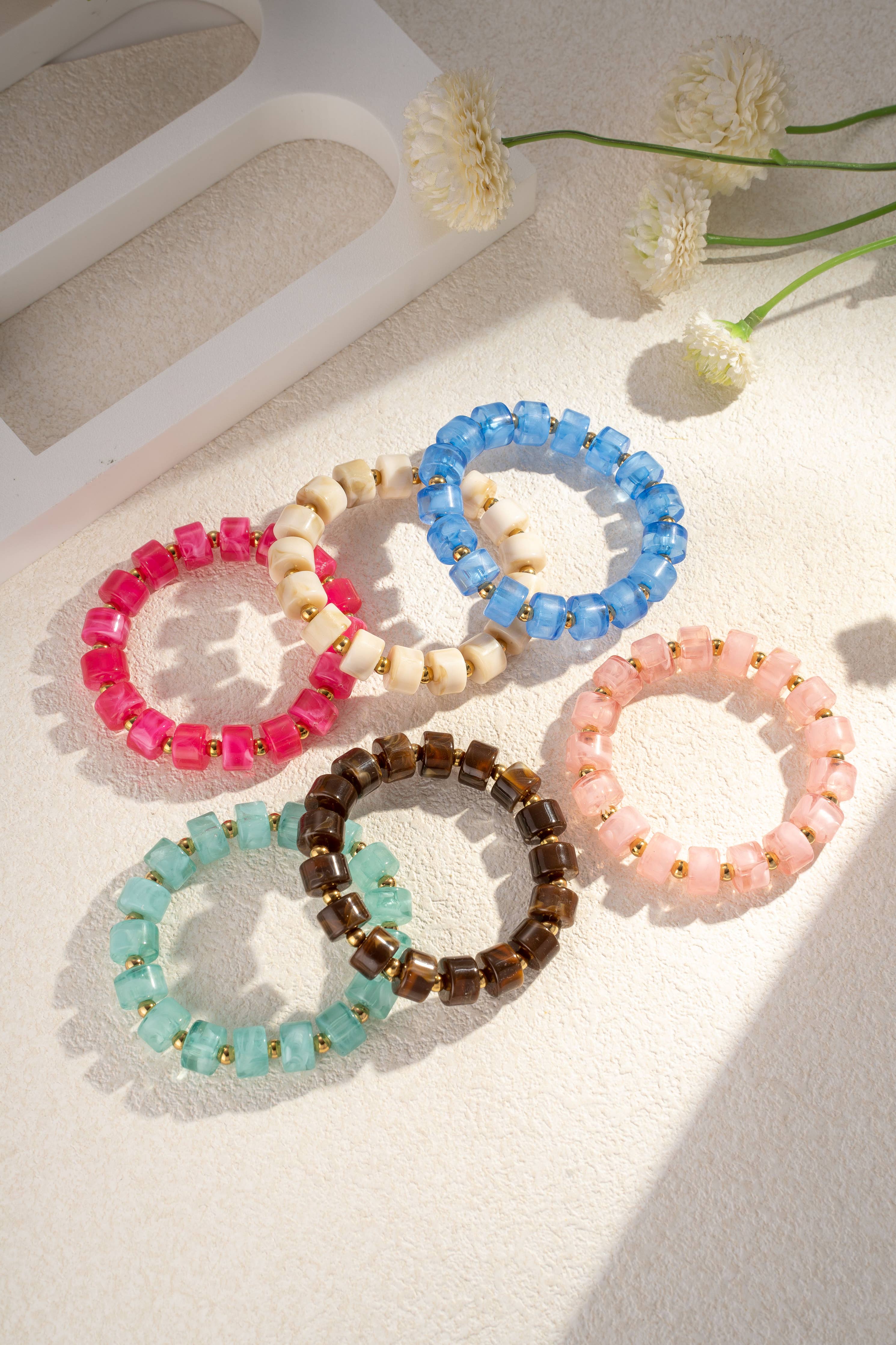 Marbled resin bead bracelet golden light pastel elegance